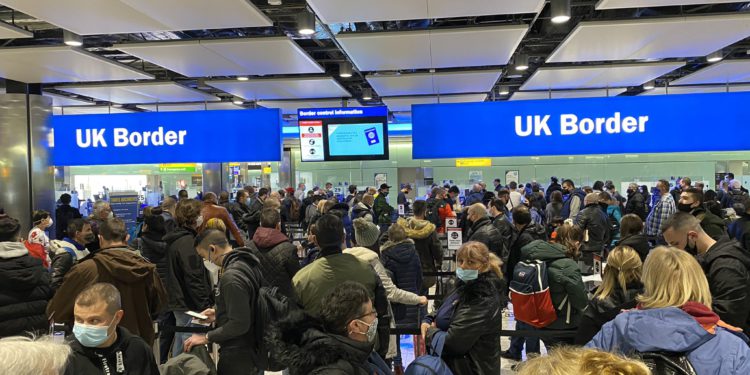 Heathrow: “Havalimanlarında sosyal mesafe sağlanamaz”