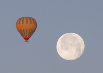 Kapadokya’da balonlarla dolunayın dansı