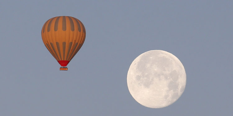 Kapadokya’da balonlarla dolunayın dansı