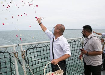 Uçak kazasında ölenler için denize çiçek bırakıldı