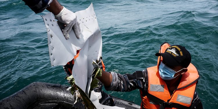 Endonezya’da düşen yolcu uçağı enkazını arama çalışmaları sürüyor