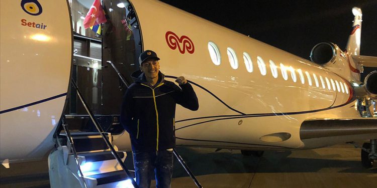 Mesut Özil’i taşıyan uçak gökyüzüne ay yıldız çiziminden fazla izlendi