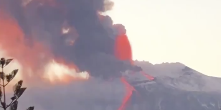 İtalya’da Etna yanardağı faaliyete geçti! Uçuşlar durduruldu