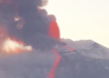 İtalya’da Etna yanardağı faaliyete geçti! Uçuşlar durduruldu