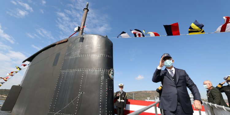 Bakan Akar, TCG Gür denizaltısını ziyaret etti