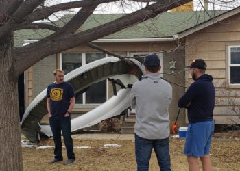 United Airlines uçağının motor parçaları evin bahçesine düştü
