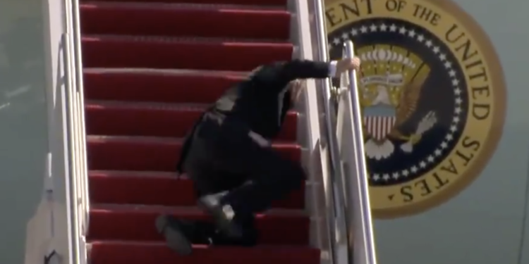 Biden, Air Force One merdivenlerini çıkarken düştü