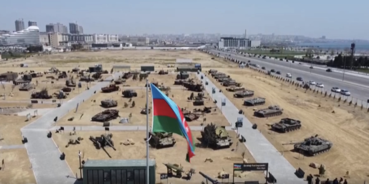 Azerbaycan Karabağ’da ele geçirdiği silahları müzede sergiliyor