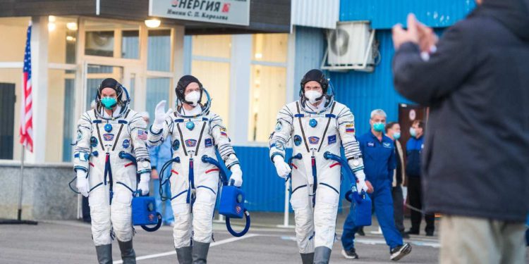 2 kozmonot ve bir astronot 6 ay sonra dünyaya döndü