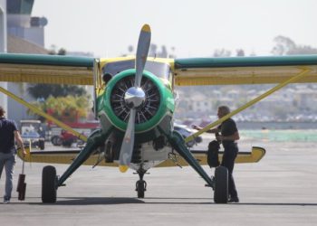 Uçak tutkunu ünlü oyuncu pilotluktan vazgeçmiyor