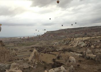 Kapadokya’da balon turuna rüzgâr engeli