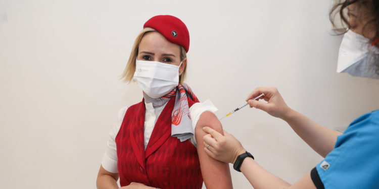 THY uçuş ekibi Kovid-19 aşısı olmaya başladı