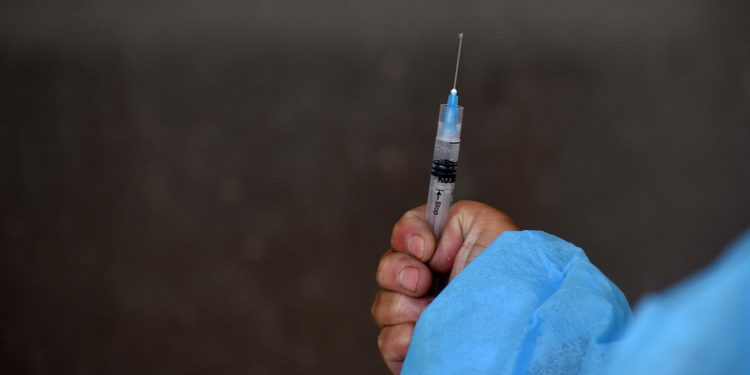 Aşı olanlara seyahat kısıtlamaları yumuşatılabilir