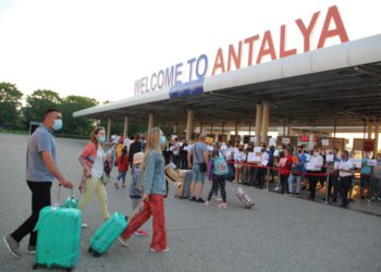 Rusya’dan ilk turist kafilesi Antalya’ya geldi
