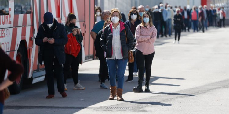 İspanya ve Yunanistan da maskeleri çıkarıyor