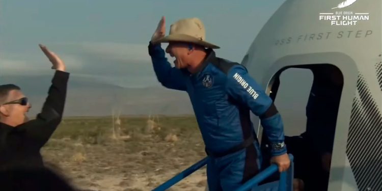 Bezos uzay seyahatini tamamladı