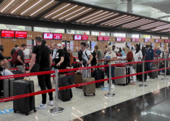 İstanbul havalimanlarında bayram tatili hareketliliği sürüyor