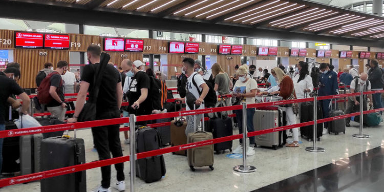 İstanbul havalimanlarında bayram tatili hareketliliği sürüyor