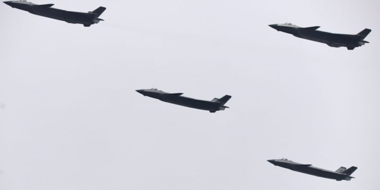 Çinli beşinci nesil avcı uçağı J-20’den şov