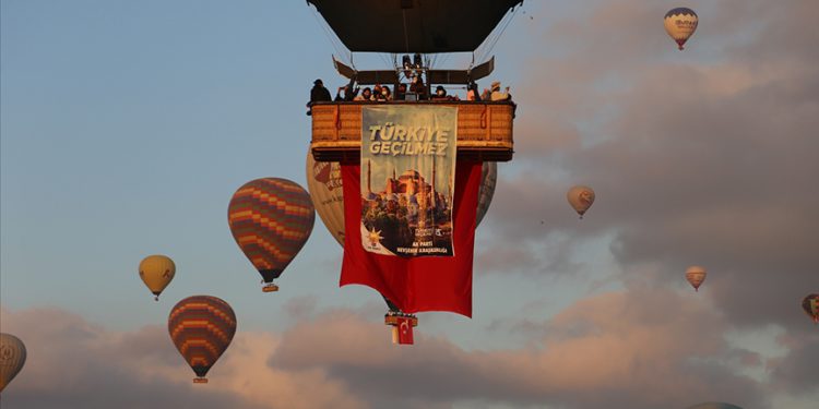 Balonlar 15 Temmuz nedeniyle Türk bayraklarıyla havalandı