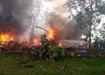 Filipinler’de C-130 tipi askeri uçak düştü