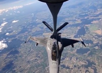 Türk tanker uçağından Polonya F-16’larına havada yakıt ikmali