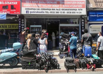 Havalimanlarında unutulan eşyalar satışa çıkarıldı