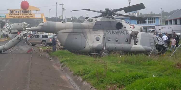 Askeri helikopter kalkıştan sonra düştü