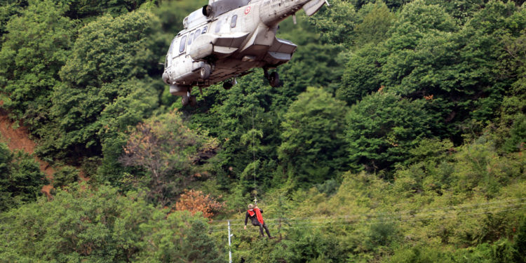 Helikopterler yangından sonra selde de kurtarıcı oldu