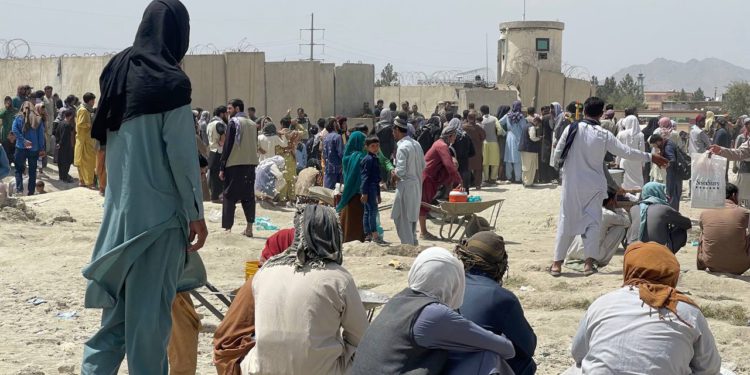 Kabil Havalimanı’ndaki barikatlarda “umut yolculuğu” bekleyişi