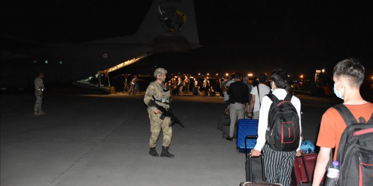 Türk vatandaşlarının Kabil’den tahliyesi sürüyor