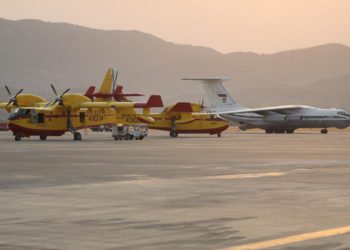 Alevlere karşı zamanla yarışan pilotların zorlu mesaisi