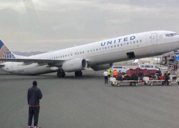 United Airlines uçağının burun kısmı havaya kalktı