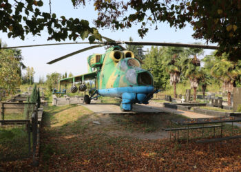 Savaş helikopteri 28 yıldır Gürcü pilota mezarında eşlik ediyor