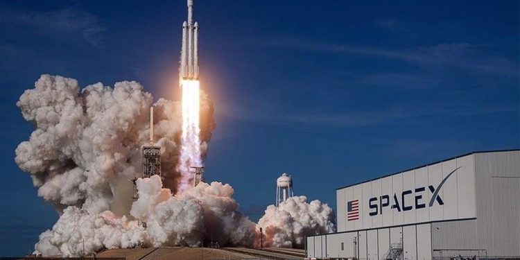SpaceX, 4 yolcuyu dünyanın çevresinde 3 gün gezdirecek