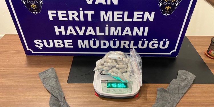 Uyuşturucuyla uçağa binmeye çalışırken yakalandı