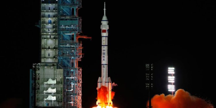 Şıncou-13 mekiği uzay istasyonuna kenetlendi