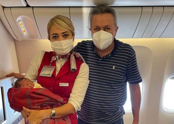 THY uçağında doğum gerçekleştiren Türk cerrah ABD basınında