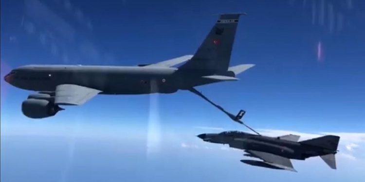 Hava Kuvvetlerine bağlı uçaklar eğitim uçuşu gerçekleştirdi