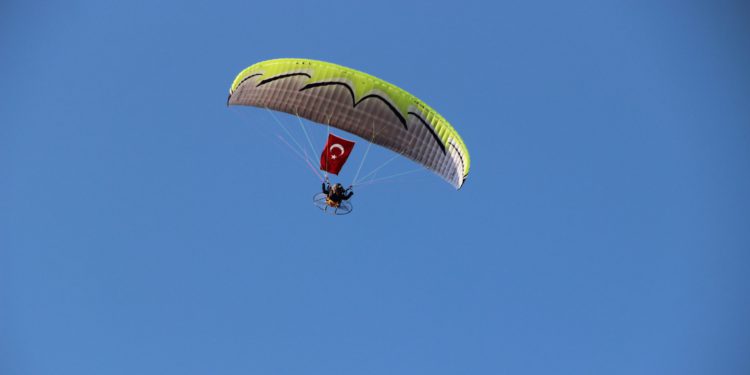 Cumhuriyet Bayramı’nı gökyüzünde Türk bayrağı açarak kutladılar