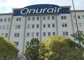 Yüzlerce Onur Air çalışanı maaşları için toplandı