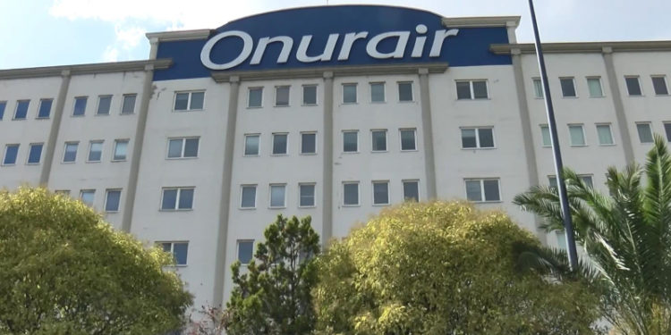 Yüzlerce Onur Air çalışanı maaşları için toplandı
