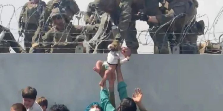 Kabil Havalimanı’nda ABD askerlerine uzatılan bebek kayboldu