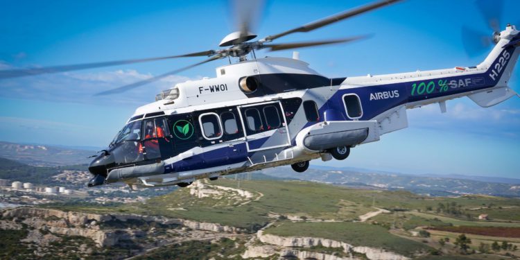 H225 helikopteri yüzde 100 SAF ile ilk uçuşunu yaptı