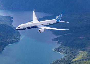 American Airlines 787 teslimatlarının gecikmesi sebebiyle uçuşları azaltıyor