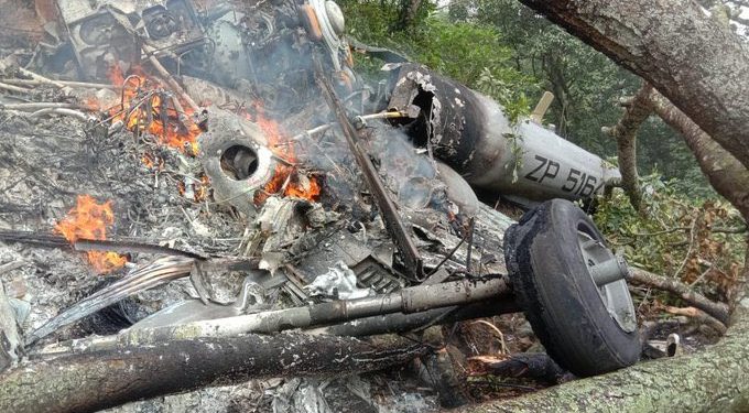 Hindistan Genelkurmay Başkanı’nı taşıyan helikopter düştü