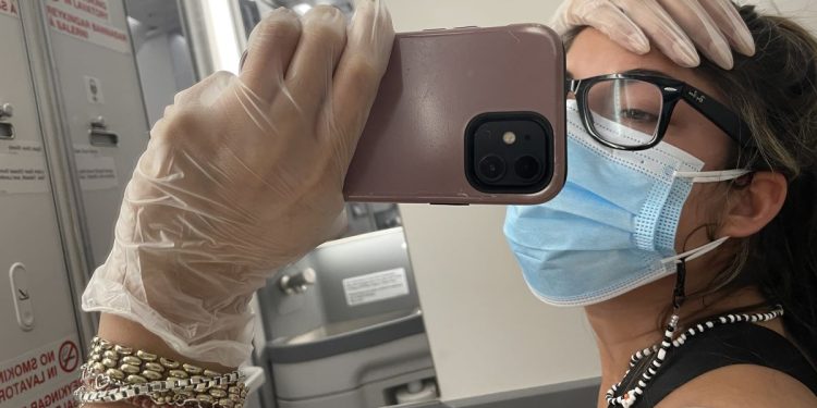 Kovid-19 testi pozitif çıktı, uçak tuvaletinde 5 saat izole oldu