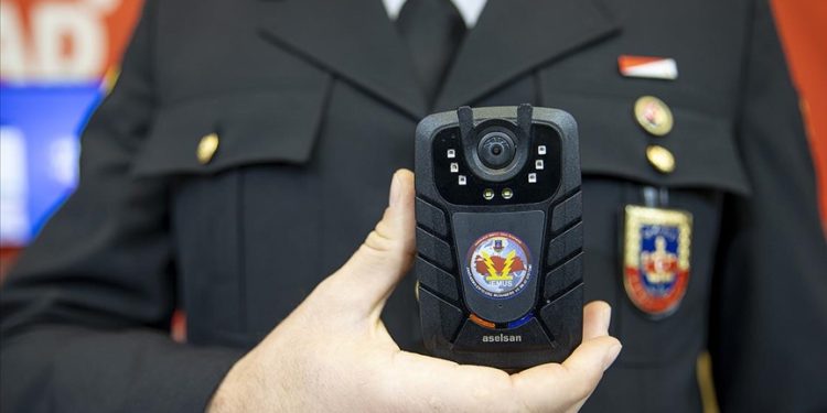 Jandarma için geliştirilen yaka kamerası suçluları tespit ediyor