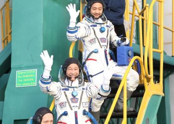 Japon milyarder Maezawa’nın uzay seyahati başladı
