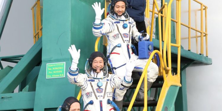 Japon milyarder Maezawa’nın uzay seyahati başladı